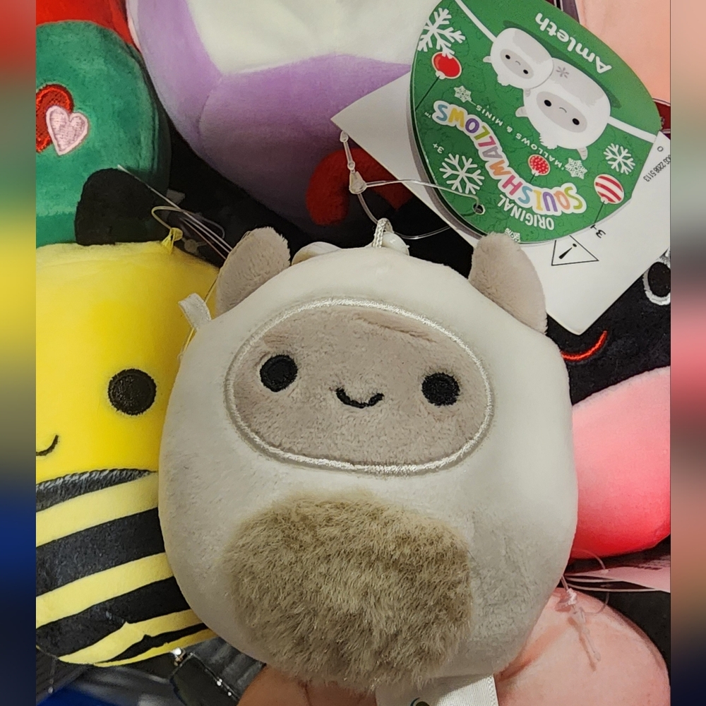 Amleth clip squishmallow nwt yeti